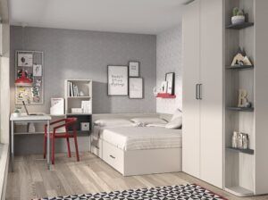 Dormitorio con canapé, armario y zona estudio original.