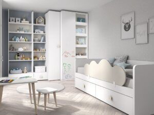 Dormitorio infantil con cajones con ruedas y amplio armario