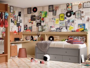 Dormitorio juvenil a medida con respaldos-estantería