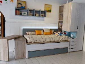 Juvenil con mesa giratoria