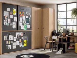 Dormitorio con cama abatible, armario, zona de estudio y armario rincón