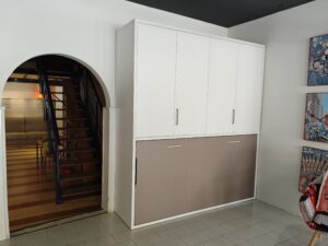 Cama abatible con armario de exposición a mitad de precio