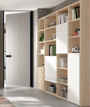 Oficina en casa con escritorio abatible y librerías con cajones y puertas