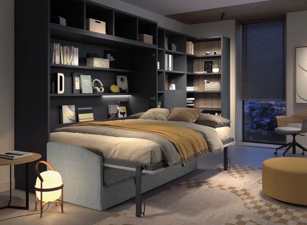 Cama abatible de 150 × 190 abierta sobre sofá con estanterías interiores
