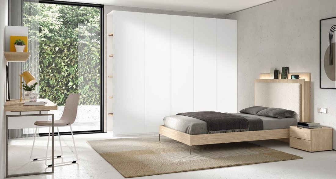 Dormitorio moderno con un pequeño despacho integrado junto a la ventana